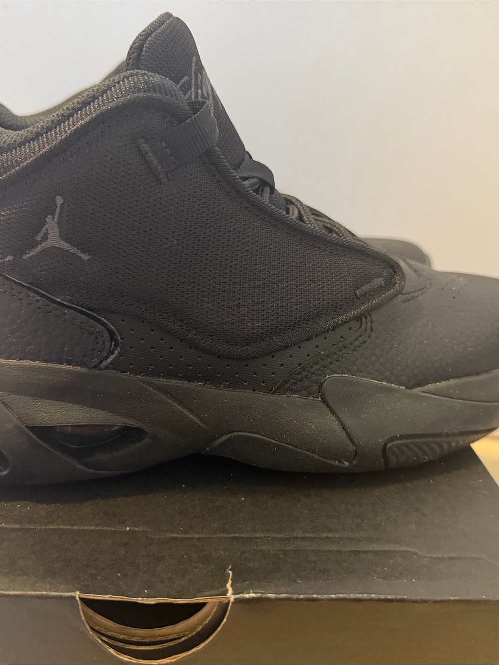 Jordan Max Aura 4 Sneakers (5.5Y / 6.5W)